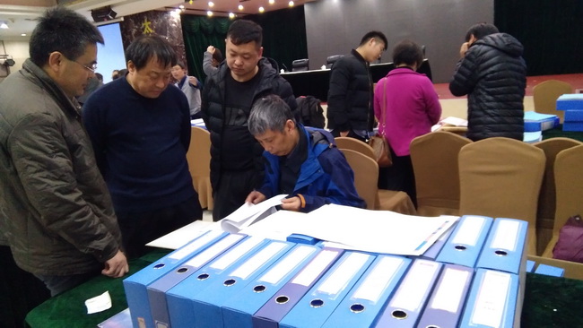 專(zhuān)家查閱原始資料，并與項(xiàng)目組成員交流.jpg
